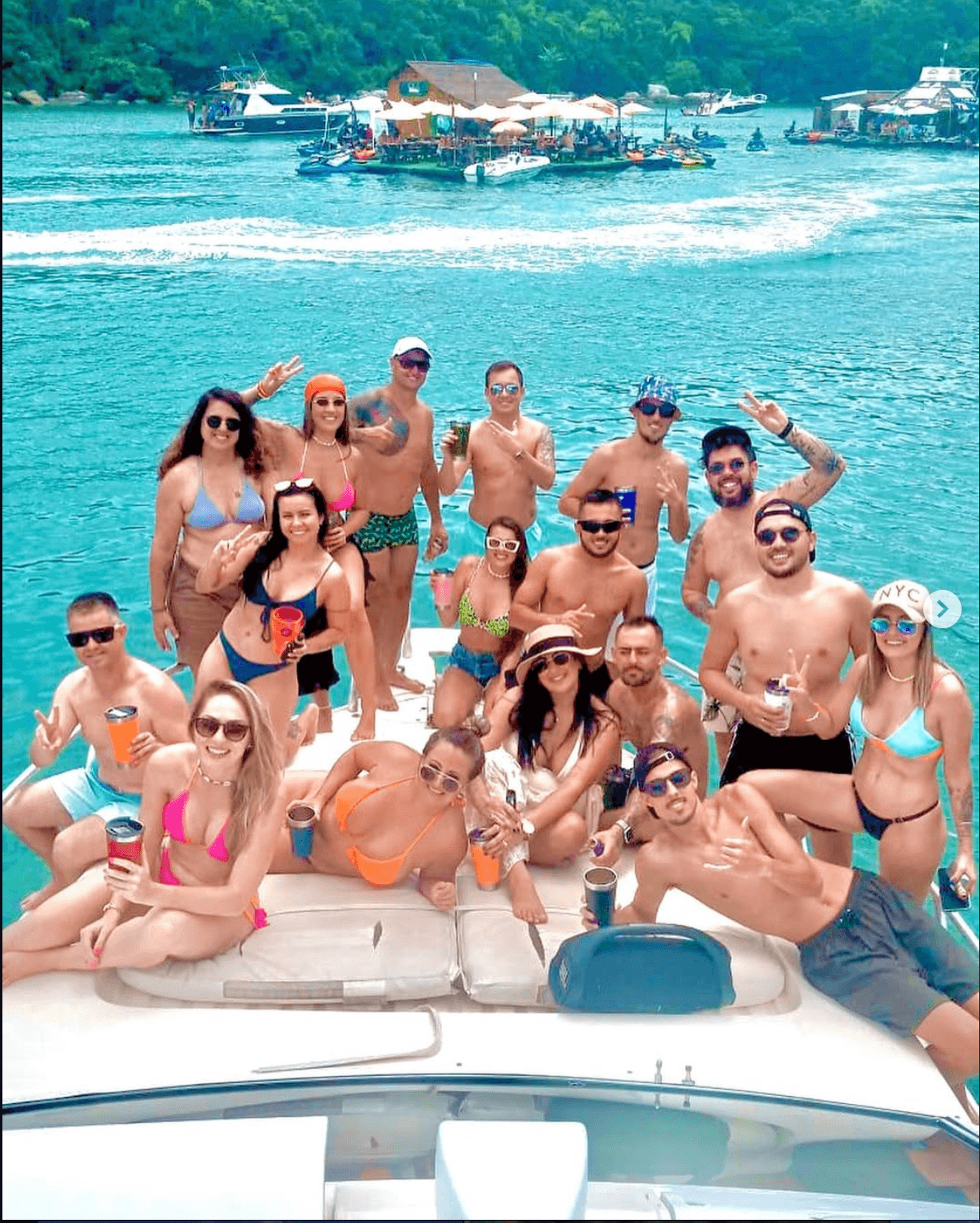 Grupo de amigos comemorando a bordo do Iate Caixa D'Aço em Porto Belo
