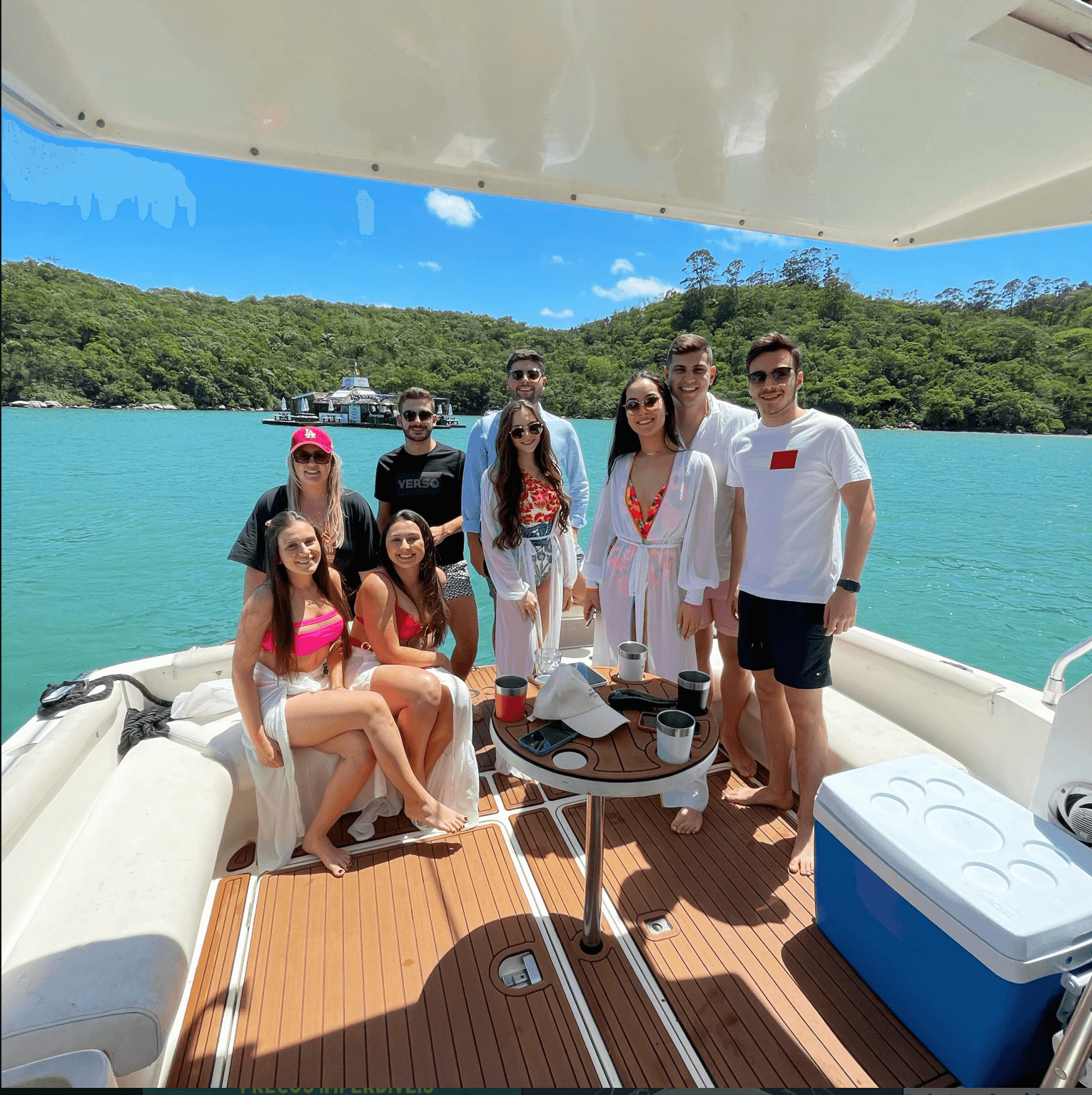 Grupo fazendo snorkel nas águas transparentes de Bombinhas