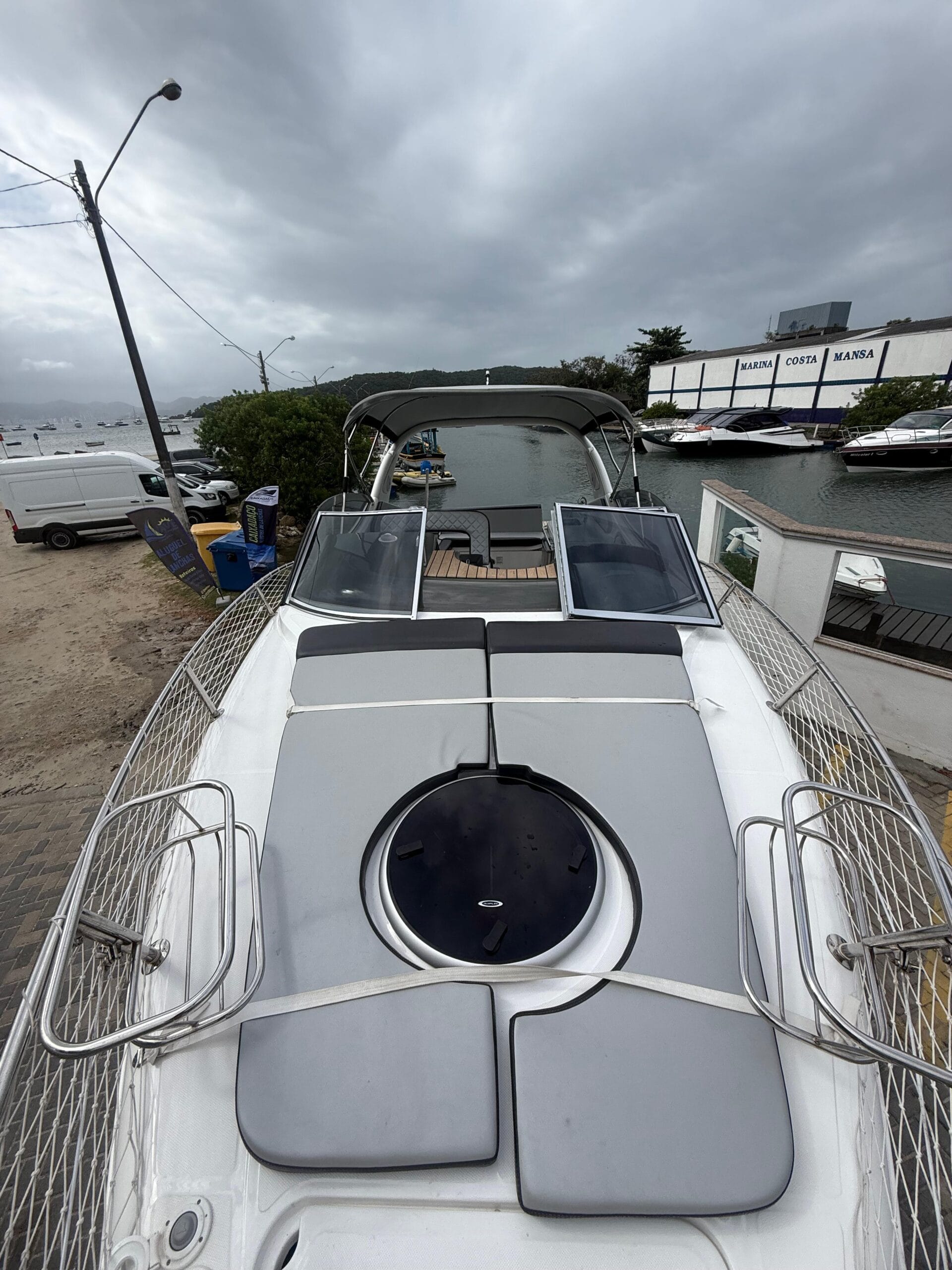 Lancha Phantom 30 – interior – Iate Caixa D'Aço