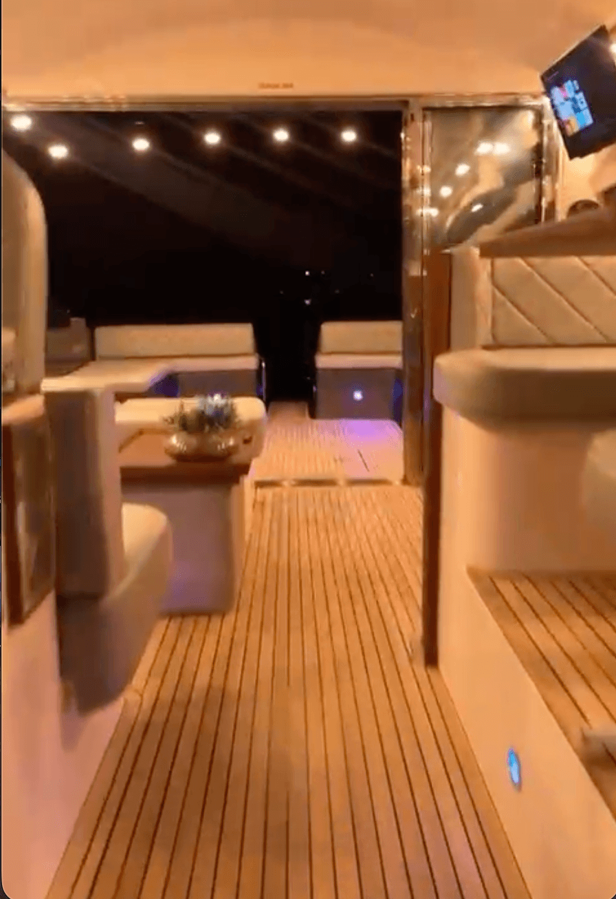 Lancha Tecnomarine 47 – área de lazer – Iate Caixa D'Aço