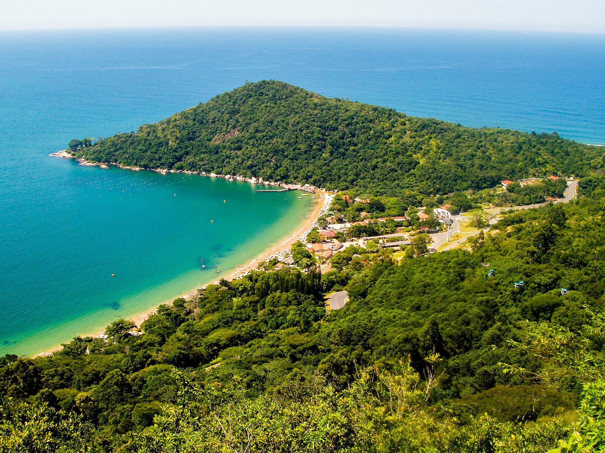 Praia de Laranjeiras vista do mar – passeio de barco pela Iate Caixa D'Aço