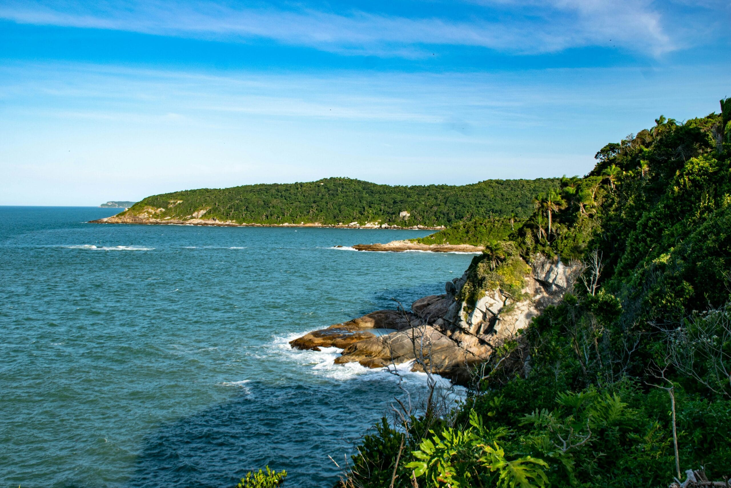 Praia da Sepultura vista do mar – passeio de barco pela Iate Caixa D'Aço