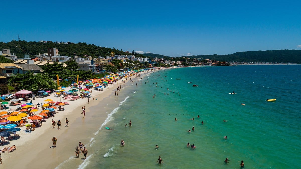 Praia de Bombinhas vista do mar – passeio de iate pela Iate Caixa D'Aço