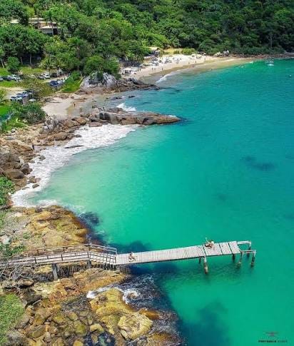 Praia do Estaleiro, em Porto Belo, vista do mar – passeio de barco pela Iate Caixa D'Aço